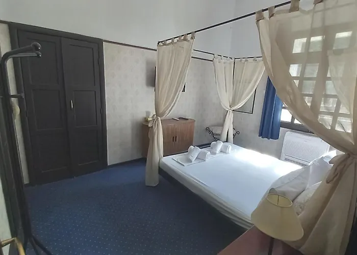 厄拉佛斯酒店 3* Sálakos