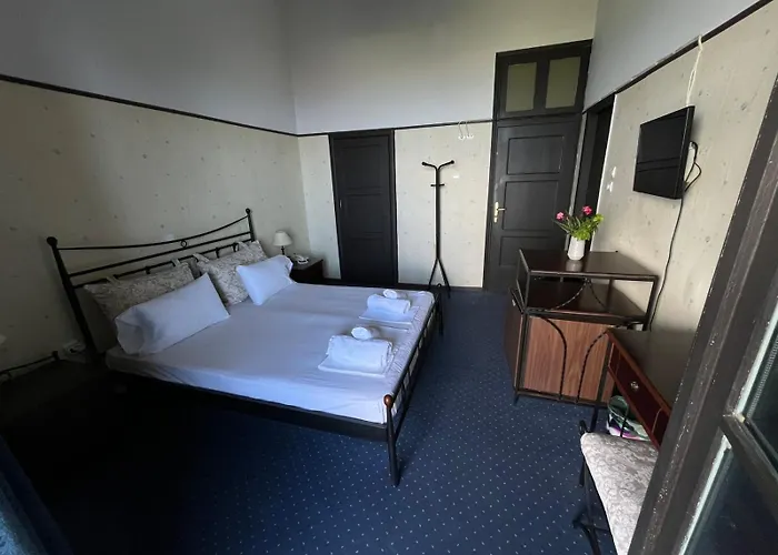 厄拉佛斯酒店 酒店 Sálakos